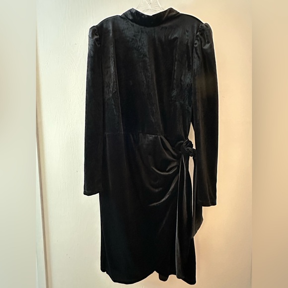 Elegant Black Velvet Dress - Picture 1 of 4
